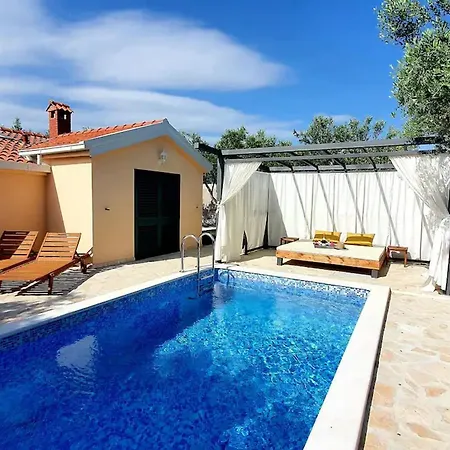 Hidden Gem With Pool In Kastel Stafilic Holiday home Kastela