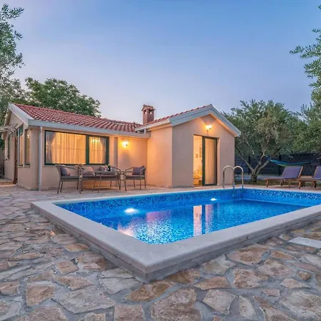 Hidden Gem With Pool In Kastel Stafilic