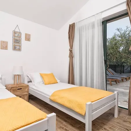 Holiday home Hidden Gem With Pool In Kastel Stafilic *